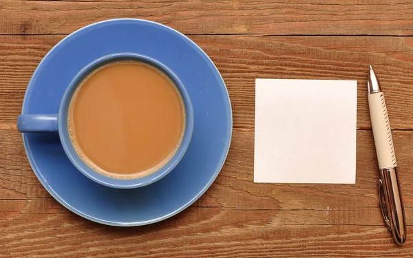 テキストのスペースでコーヒー カップに空白カード — ストック写真