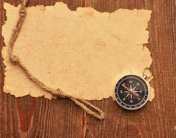 Kompass och rep på grunge bakgrund — Stockfoto
