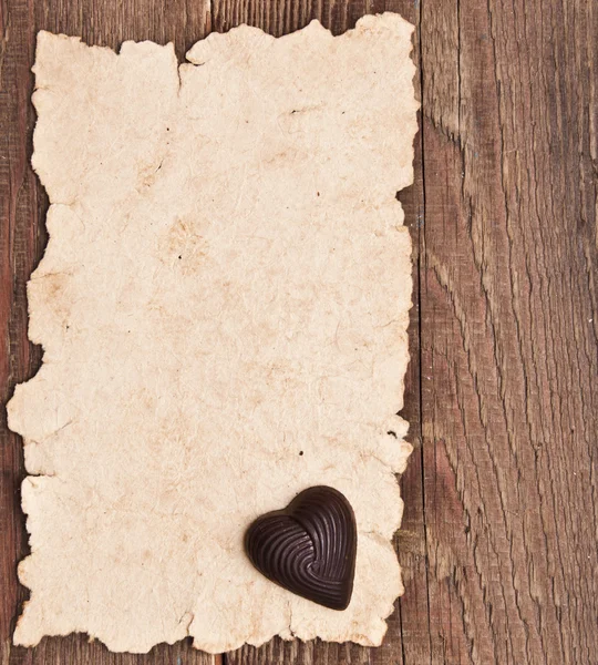 自然パターンと茶色の木のテクスチャ上の古い紙 — ストック写真