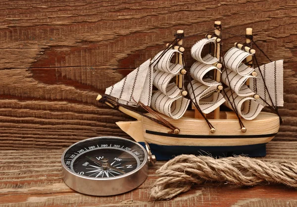 Bússola Corda Modelo Barco Clássico Sobre Fundo Madeira — Fotografia de Stock