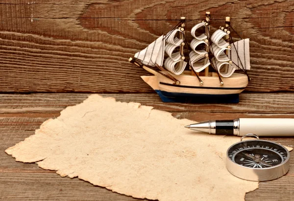 Eski Kağıt Pusula Halat Model Klasik Tekne Ahşap Zemin Üzerinde — Stok fotoğraf