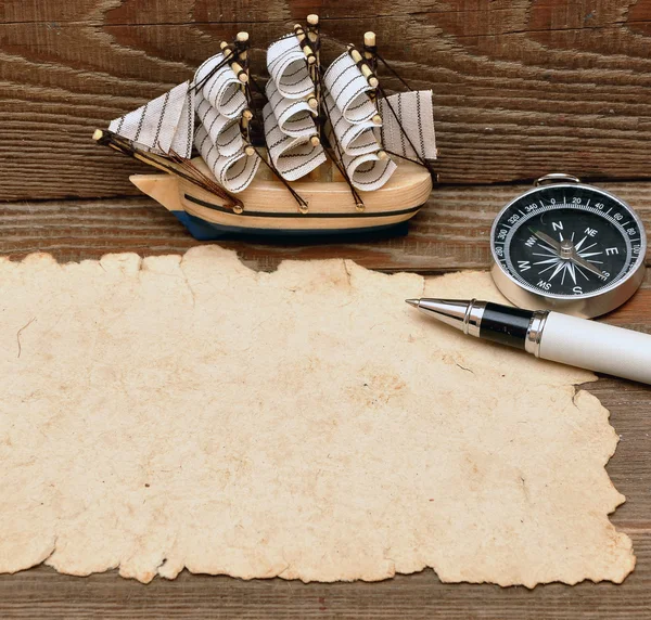 Eski Kağıt Pusula Model Klasik Tekne Ahşap Zemin Üzerinde — Stok fotoğraf