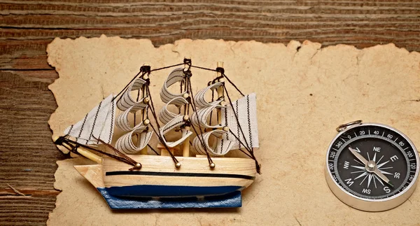 Papel Velho Bússola Modelo Barco Clássico Fundo Madeira — Fotografia de Stock