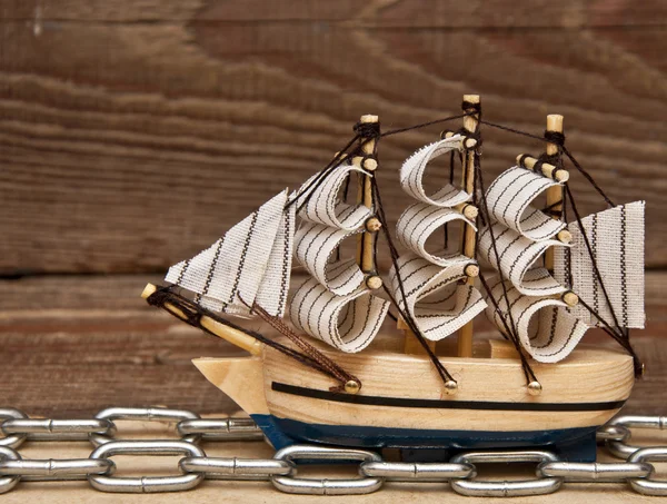 Modelo de navio em fundo de madeira — Fotografia de Stock