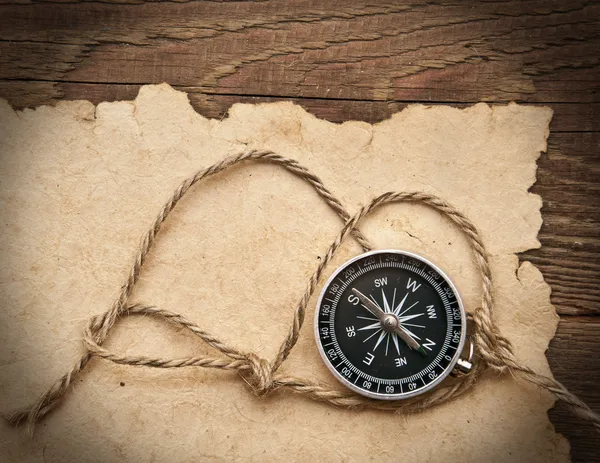 Kompass, rep och gamla papper på gränsen trä bakgrund — Stockfoto