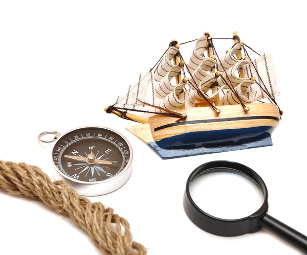 放大镜 指南针和模型经典船上白 — 图库照片
