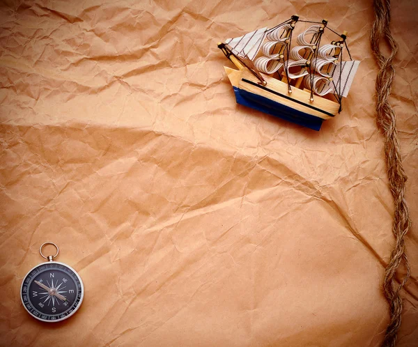 指南针和模型经典小船在 Grunge — 图库照片