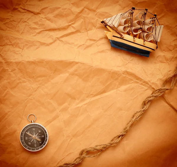 Bússola, corda e modelo de barco clássico — Fotografia de Stock