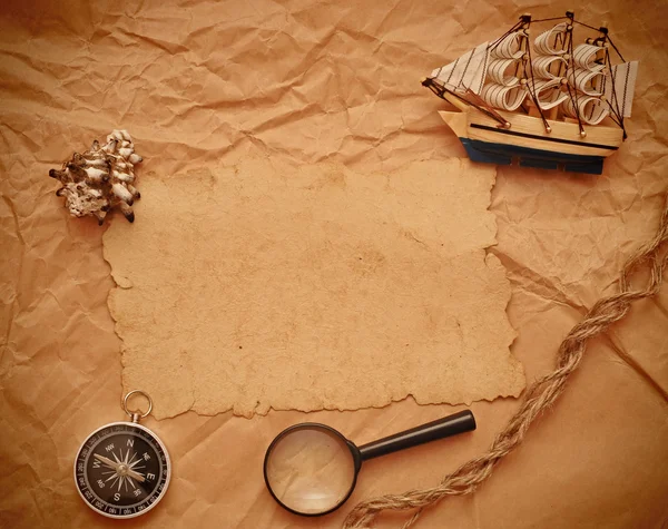 Loupe, corda e modelo de barco clássico no fundo grunge — Fotografia de Stock