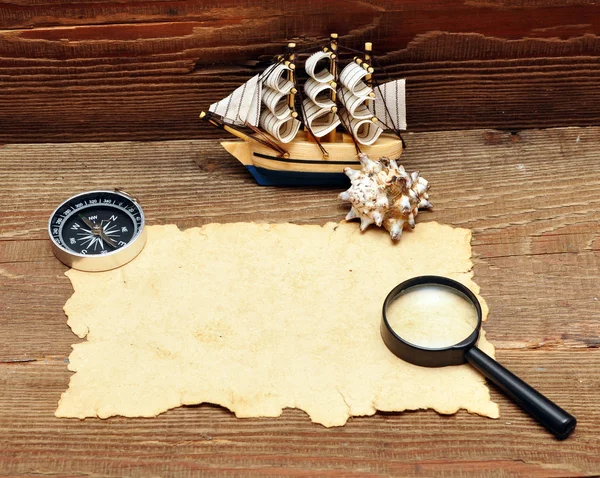 经典的船模 指南针和木背景上的绳索 — 图库照片