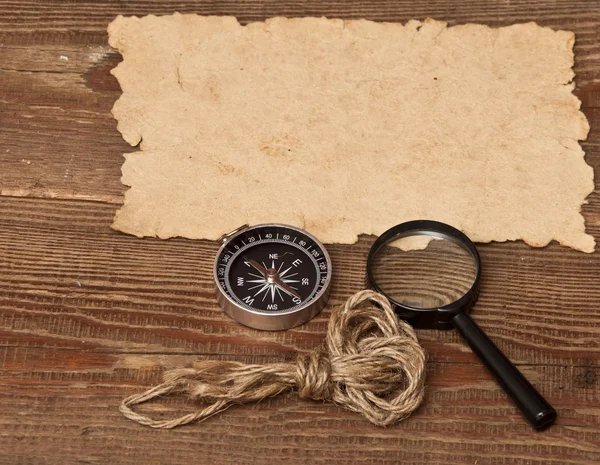 Papel Viejo Brújula Lupa Sobre Fondo Madera — Foto de Stock