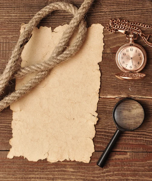Eski bir cep saati ve Büyüteç ile kağıt — Stok fotoğraf