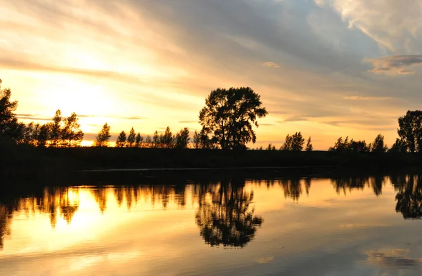 Bir Yaz Akşamı Nehri Üzerindeki Günbatımı — Stok fotoğraf