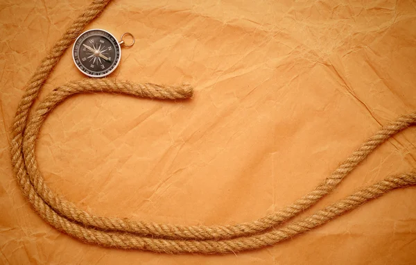 指南针和老纸上的绳索 — 图库照片