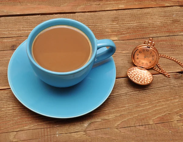Чашка кофе и часы — стоковое фото