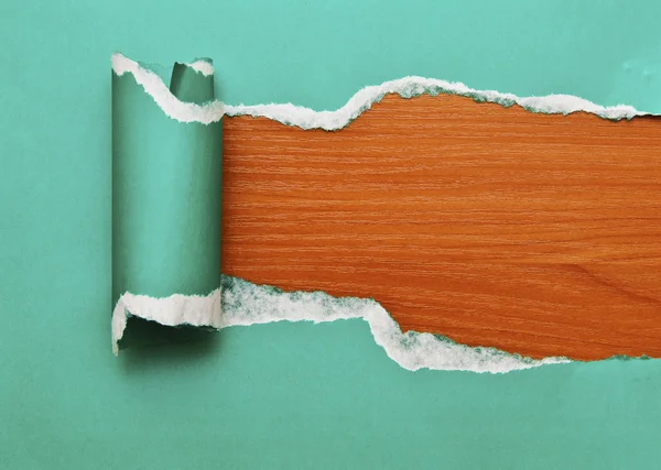 木製の背景に緑色の破れた紙 — ストック写真