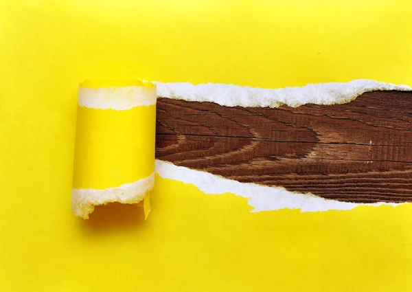 木背景上的黄撕的纸 — 图库照片