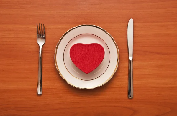Κόκκινη Καρδιά Σερβιρισμένη Πιάτο Λευκό — Φωτογραφία Αρχείου
