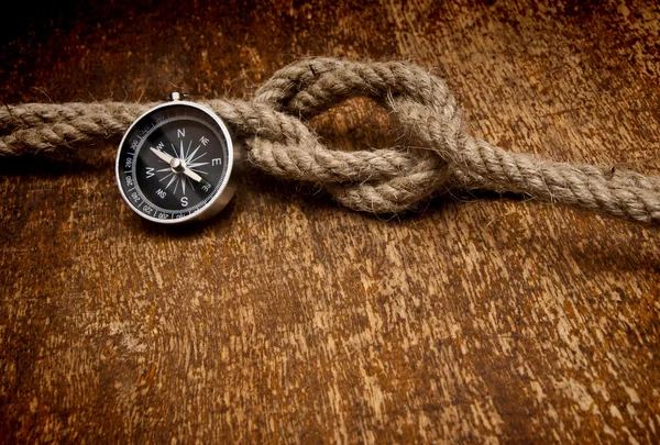 Kompass und Seil auf Grunge-Hintergrund — Stockfoto