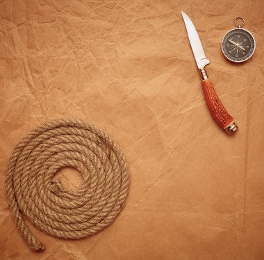 bıçak, ip ve pusula eski kağıt arka plan üzerinde avcılık