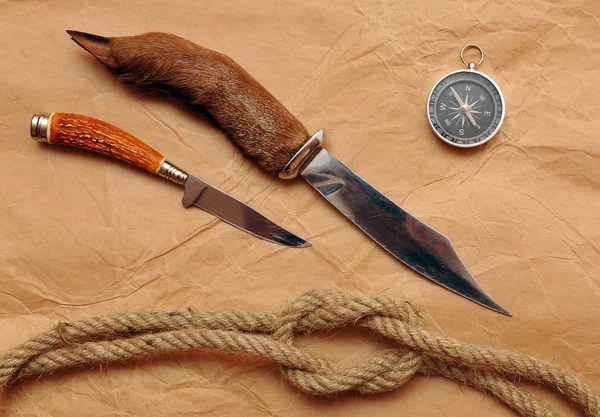 古い紙の背景に狩猟用ナイフ — ストック写真
