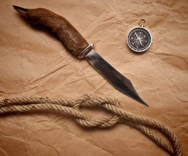 Nóż myśliwski, kompas i liny — Zdjęcie stockowe