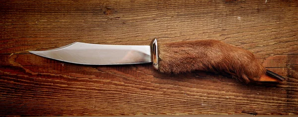 木製の背景に狩猟用ナイフ — ストック写真
