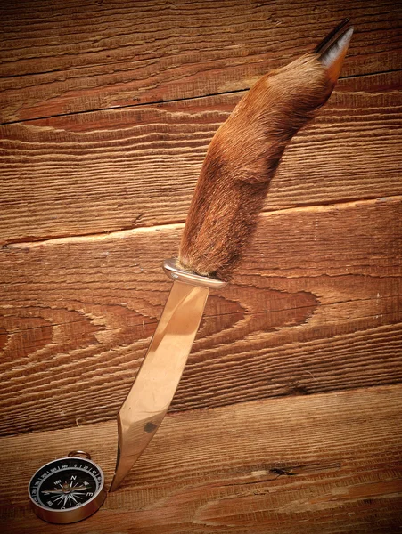 ナイフとウッドの背景上のコンパス — ストック写真