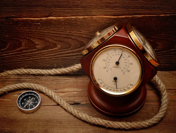 Декоративный термометр и компас — стоковое фото