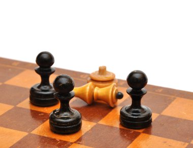 beyaz zemin üzerinde izole satranç parça