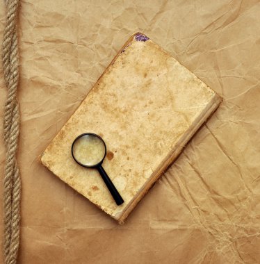 eski kitap ve Büyüteç camı