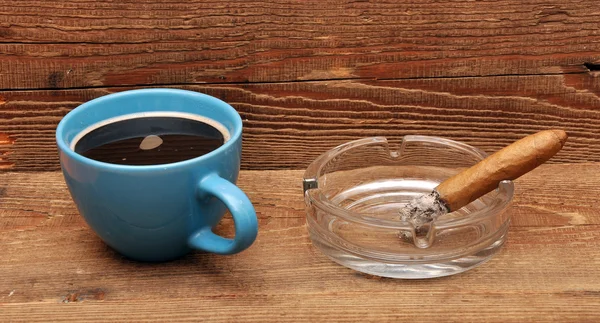 Kaffee Und Zigarren Auf Holz Hintergrund — Stockfoto