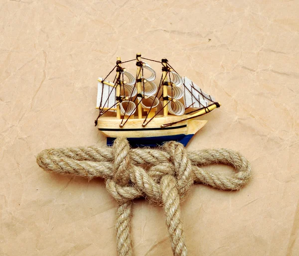Seil Mit Einem Knoten Und Dem Klassischen Bootsmodell Aus Altem — Stockfoto