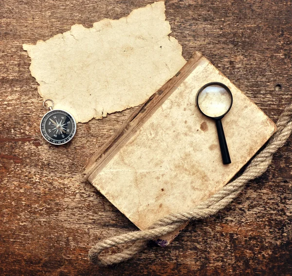 Oud boek en kompas — Stockfoto
