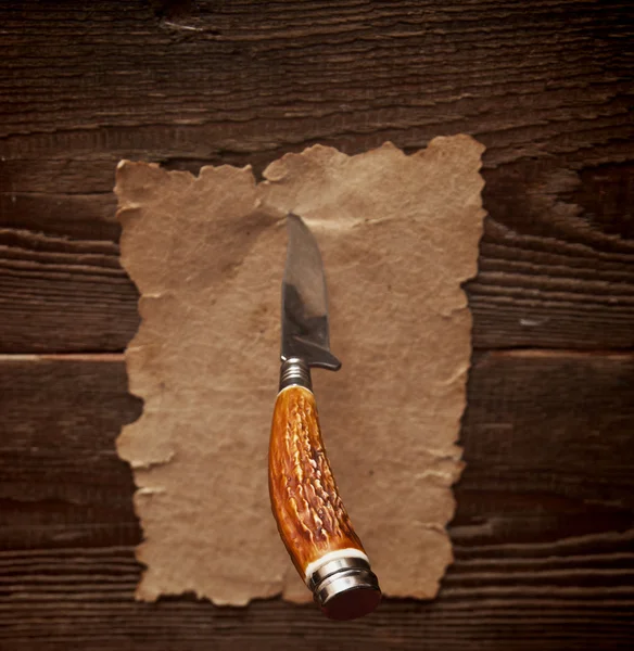 Eski Kağıt Ahşap Duvar Için Bir Bıçak Ile Tutturulmuş — Stok fotoğraf