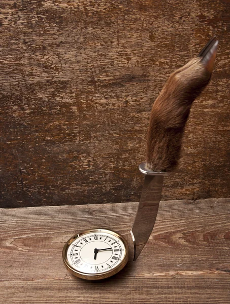 Messer Und Uhr Auf Holz Hintergrund — Stockfoto
