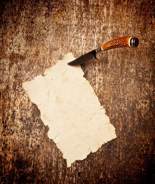 Régi papír odatűzött-hoz egy fából készült fal egy késsel — Stock Fotó