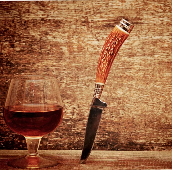 刀和木背景上干邑 — 图库照片