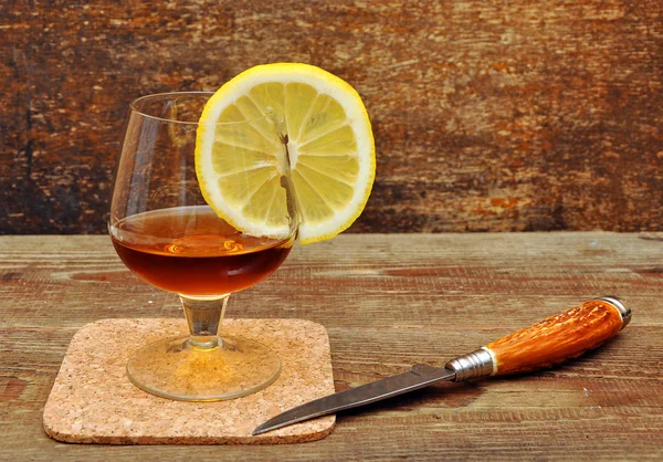 Classic Cognac Med Citron Och Kniv Trä Bakgrund — Stockfoto