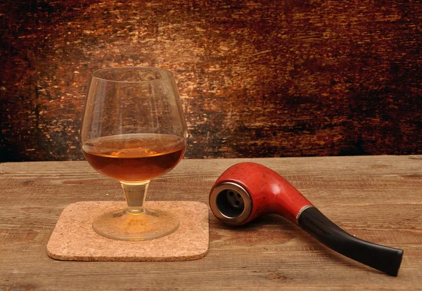Pipe Och Glas Cognac Trä Bakgrund — Stockfoto