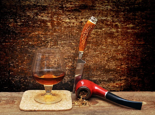 Pipe Och Glas Cognac Trä Bakgrund — Stockfoto
