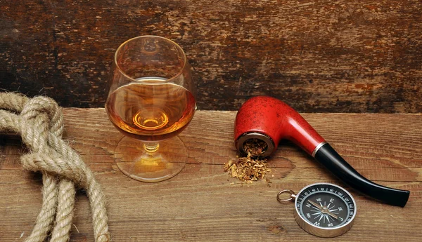 Tuyau et verre de cognac — Photo