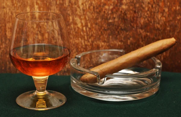 Cigarros Vaso Alcohol Sobre Tela Verde — Foto de Stock