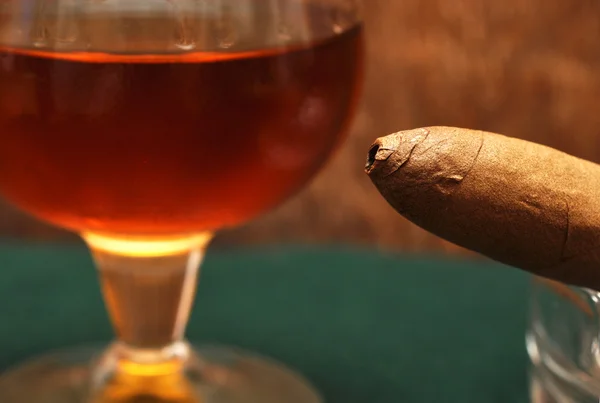 Närbild Cigarr Och Ett Glas Alkohol Grönt Tyg — Stockfoto