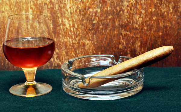 Cigarr Glas Med Alkohol Grönt Tyg — Stockfoto