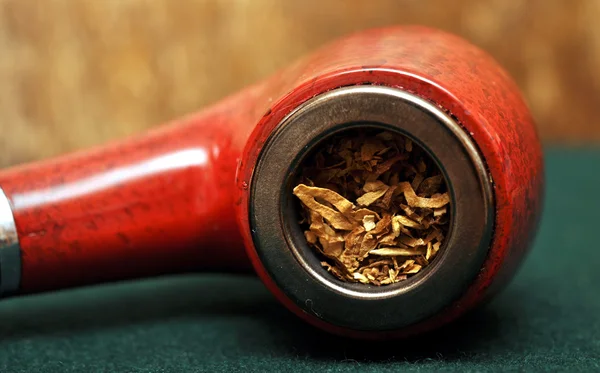 Closeup Σωλήνα Τον Καπνό Μια Πράσινη Τσόχα — Φωτογραφία Αρχείου