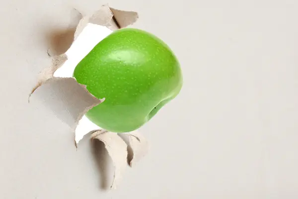Yırtık Kağıt Üzerinden Taze Yeşil Elma — Stok fotoğraf