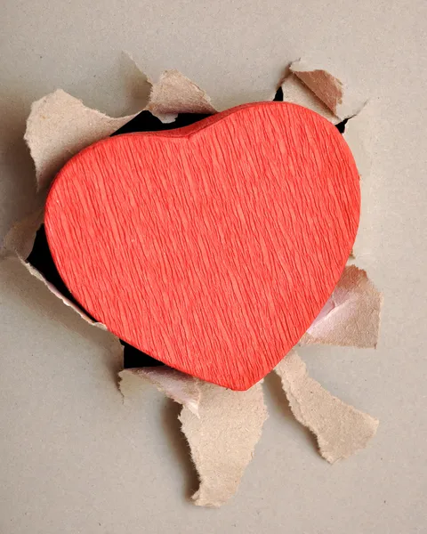 Разорванное бумажное сердце — стоковое фото
