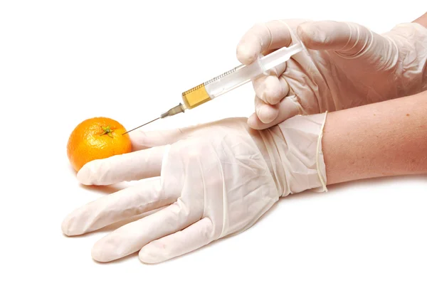Mandarine dostaje pomarańczowy substancję wstrzykuje się od ręki z rękawicy — Zdjęcie stockowe