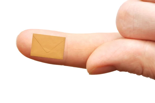 Маленький пустой конверт на пальце женщины — стоковое фото
